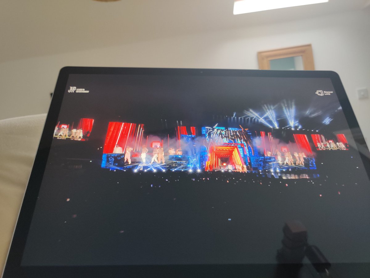 KpopThem's tweet photo. Not even a full thirty minutes in and my voice is hoarse from screaming!
#dominATE_SEOUL #StrayKids #BeyondLive https://t.co/p5vjHKylPQ
