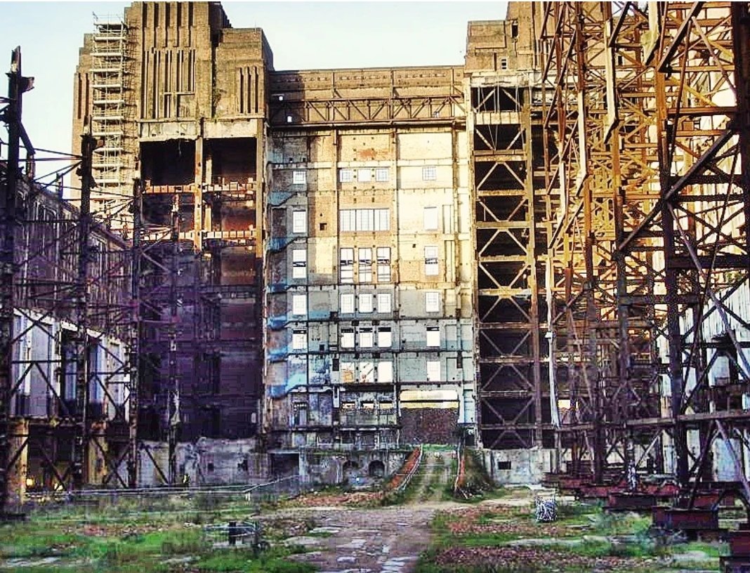Another pic of Battersea Power Station interior (during an illicit wander in 2007). Just digging out my old snaps ready for the new Up The Junction: Lost Rivers of Battersea walking tour with copious film, TV and music locations.And a few boozers too...
#derelictlondon