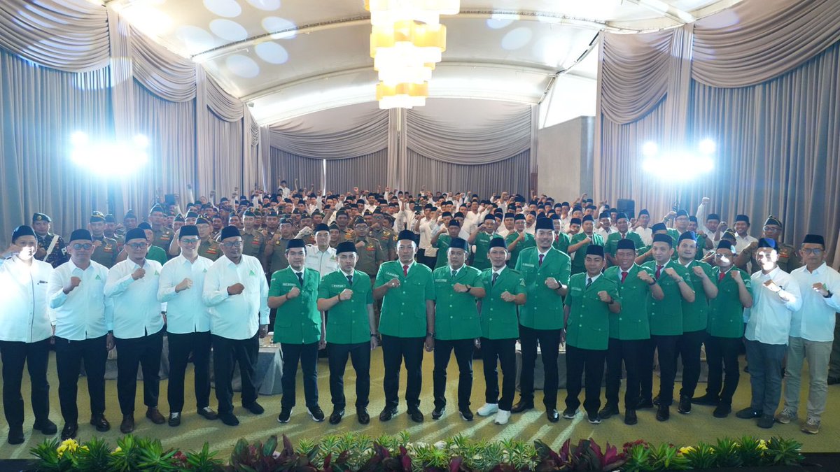 Pendirian Nahdlatul Ulama pada 1926 salah satunya ditandai dengan restu Syaikhona Kholil Bangkalan. Restu tersebut disimbolisasi melalui tongkat dan tasbih yang dititipkan kepada KH Hasyim Asyari melalui salah satu muridnya, KH As’ad Syamsul Arifin. 

Mengenai tongkat dan tasbih,