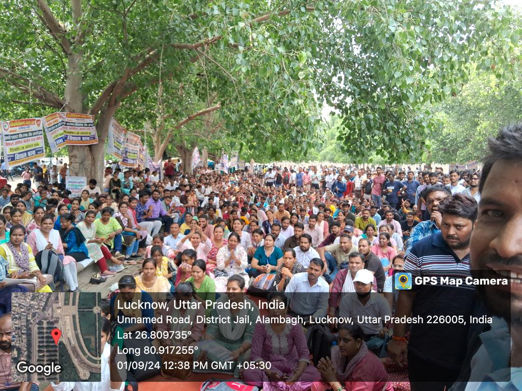 Achoup2023's tweet photo. @myogiadityanath जी #CHO का बहुत शोषण हो रहा है,स्वास्थ्य विभाग के उच्च अधिकारी आपकी छवि धूमल कर रहे हैं, आपसे 17,000 #CHO का निवेदन है हमारी जायज मांग को पूरा करें #UP_CHO_PROTEST #CHO_PROTEST
@PMOIndia @JPNadda @brajeshpathakup @bharatbeniwal_ @CHOFB_RAJASTHAN @KatakwalSaurav https://t.co/VTudxO5MV9