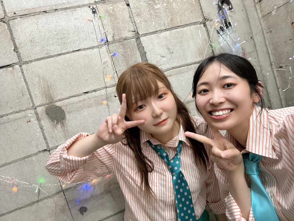hako_y5's tweet photo. ツインテールがたまらなく似合う劇団長のすあまちゃん🐻‍❄️

カラーメイクが似合う彼女はどんなスタッフなのか…

雨が降って参りましたのでお気をつけてお越しくださいませ！

#パッヘルベルカノンランド https://t.co/IdTweqrpAq