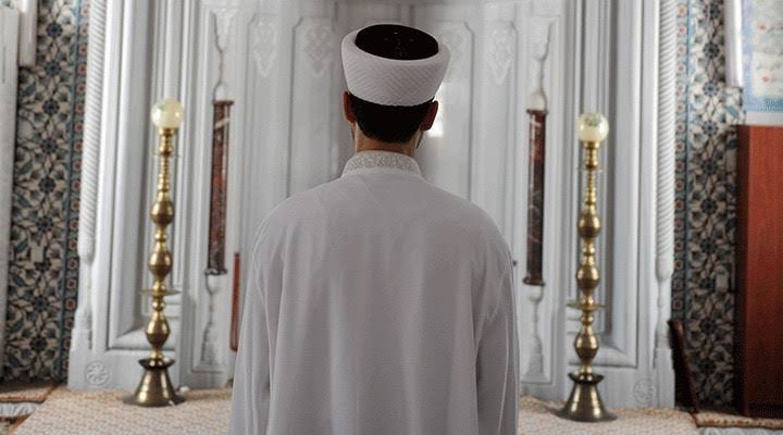 Böyle rezalet görülmedi!

Van-Gevaş İlçe Jandarma Komutanlığı’nda görev yapan Jandarma Astsubay Gül Kılıç para karşılığı  imam İkram Sorğuç birlikte oldu. Ancak parasını alamadı. 

Emrindeki 2 personeli ve bir sivili yanına alan Gül Kılıç imamı önce dövdürdü. Sonra gasp etti.