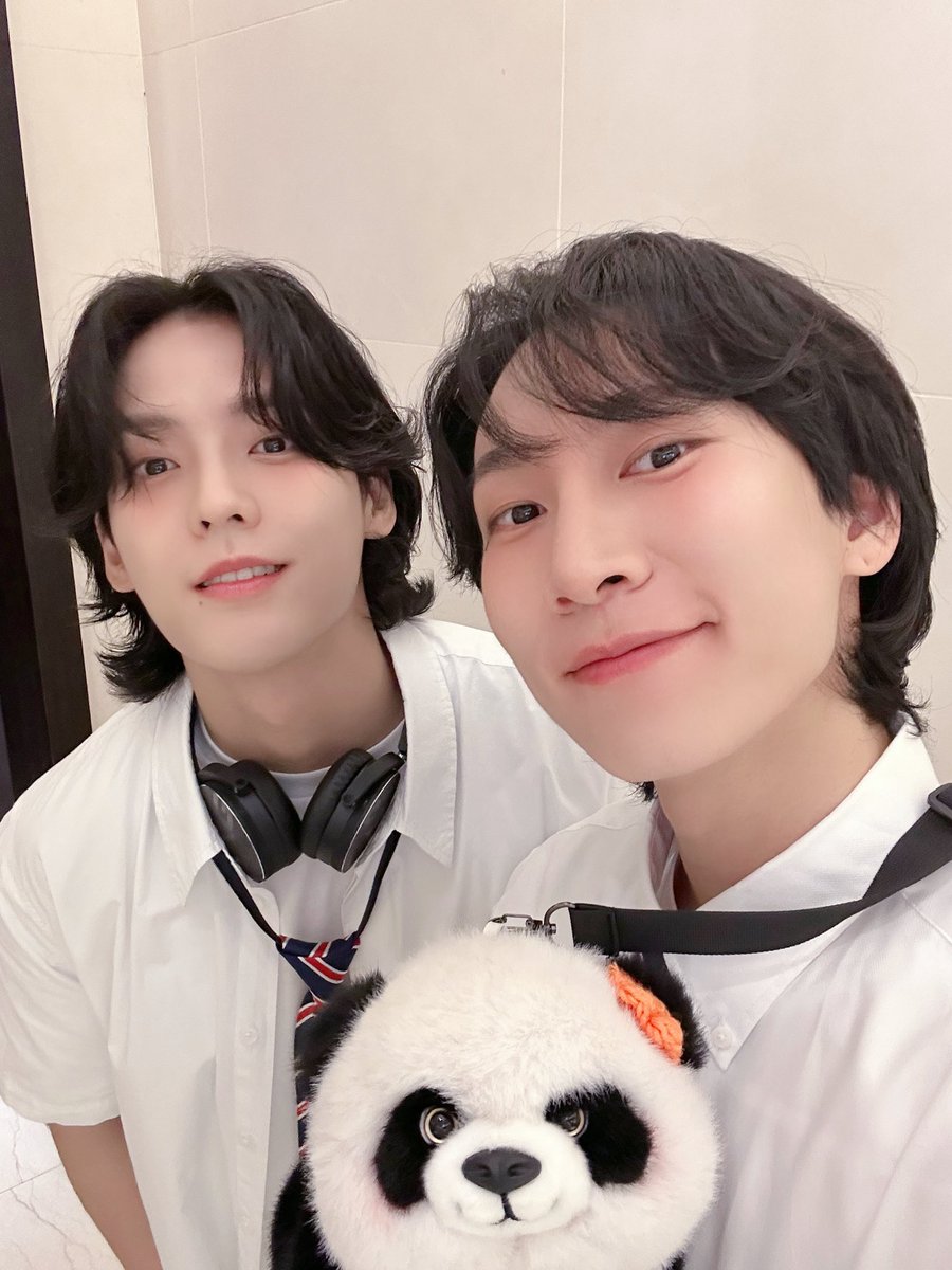 BTOBCOMPANY's tweet photo. [📂]

📂 B:CHIVE
└📁 240901 구공탄 대만 팬사인회

썸 타는 사람이 생겼다고?
난 활활 타는 구공탄💣인데
내가 더 괜찮지 않나?

#구공탄 #90TAN
#탕탕탕 #TANGTANGTANG
#비투비 #BTOB
#서은광 #SEOEUNKWANG #SILVERLIGHT
#이민혁 #LEEMINHYUK #HUTA https://t.co/I0b87ioXcC