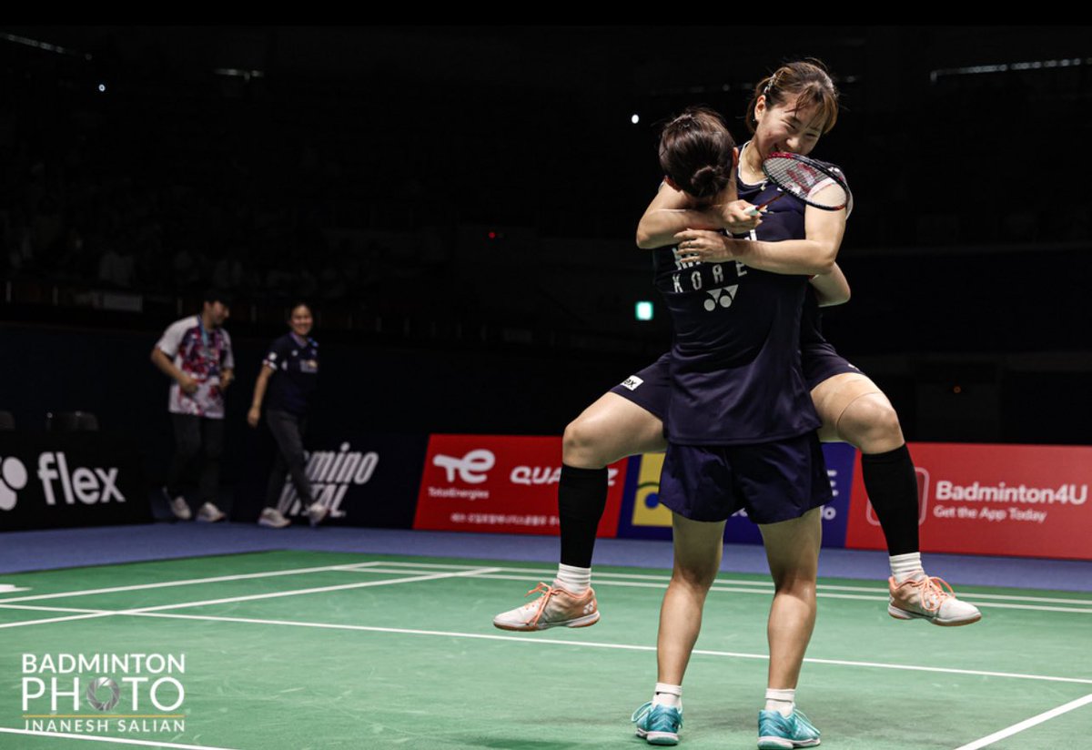 Kalo ekpresi kemenangan Jeung Na Eun/ Kim Hye Jeong beda lagi, yg kecil gendong yg gede 😂😂😂 Mana yg lebih ok? Bagas gendong Leo atau sebaliknya? lg musim ekpresi gendong2x an kyknya ya Korea Open ini? 😂 📷 BadmintonPhoto
