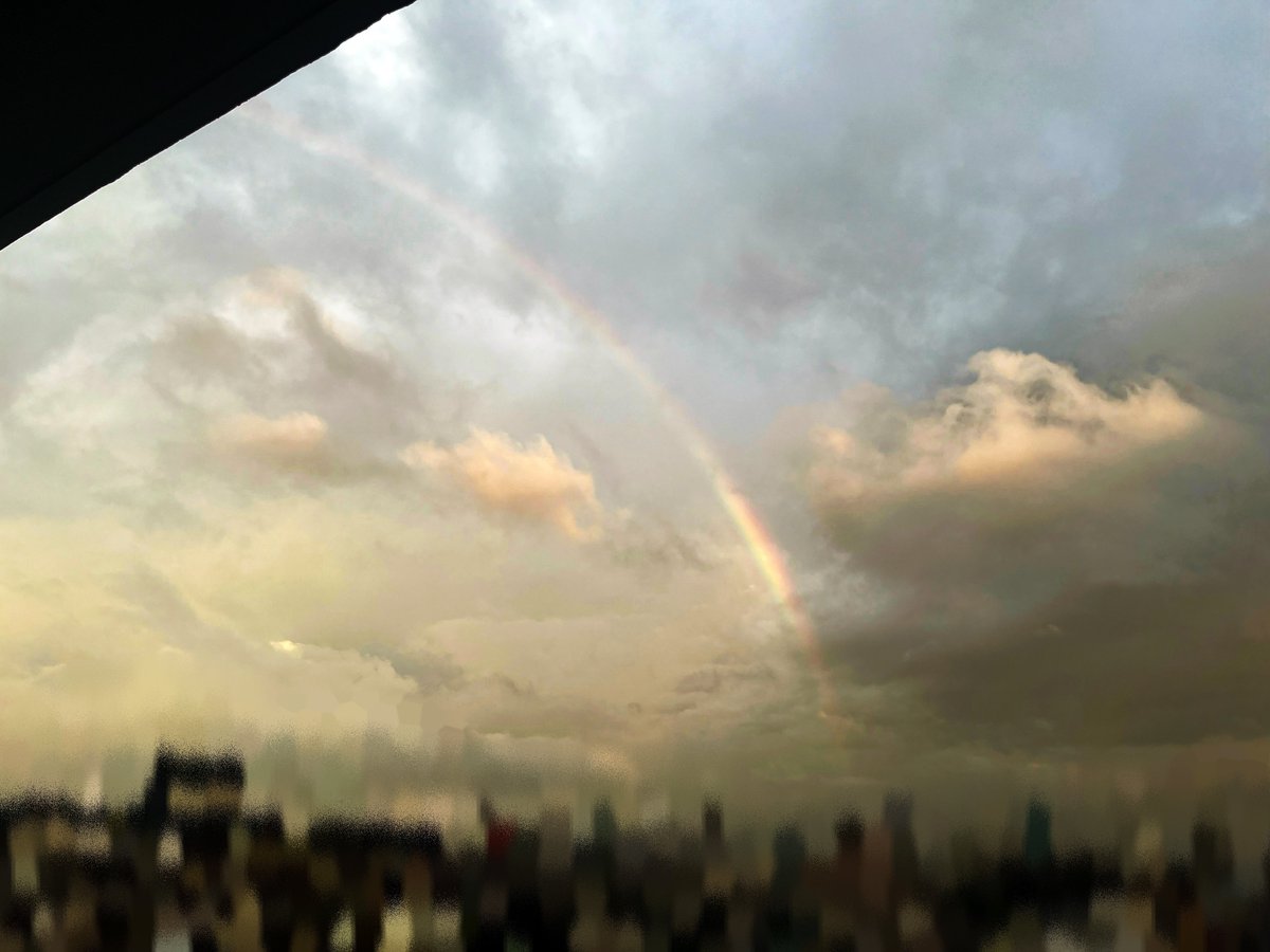 _______0108's tweet photo. 制作行き詰まっててため息つきながら空見上げたらでけー虹がでてた https://t.co/b3YgKo993K