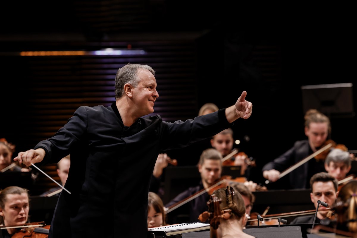 Helsinki Festival’s final concert at @Musiikkitalo today sees Professor Sakari Oramo bring together the symphony orchestras of 2 leading music academies,  the Royal College of Music from London &amp; the Sibelius Academy of  University of the Arts Helsinki: 
helsinkifestival.fi/en/event/sibel…