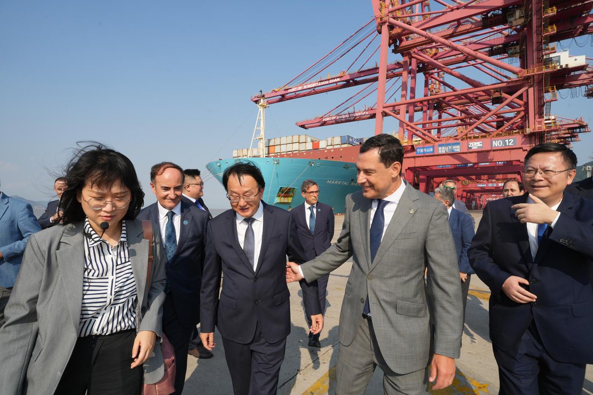 Juanma Moreno (@juanma_moreno) on Twitter photo Impresionado con la visita al puerto de Ningbo, el más activo del mundo en volumen de mercancías.
Nos proyectamos en China como plataforma logística del Sur de Europa, con el puerto de Algeciras y nuestra apuesta por el hidrógeno verde.
¡#Andalucía es un aliado estratégico! Impresionado con la visita al puerto de Ningbo, el más activo del mundo en volumen de mercancías.
Nos proyectamos en China como plataforma logística del Sur de Europa, con el puerto de Algeciras y nuestra apuesta por el hidrógeno verde.
¡#Andalucía es un aliado estratégico!