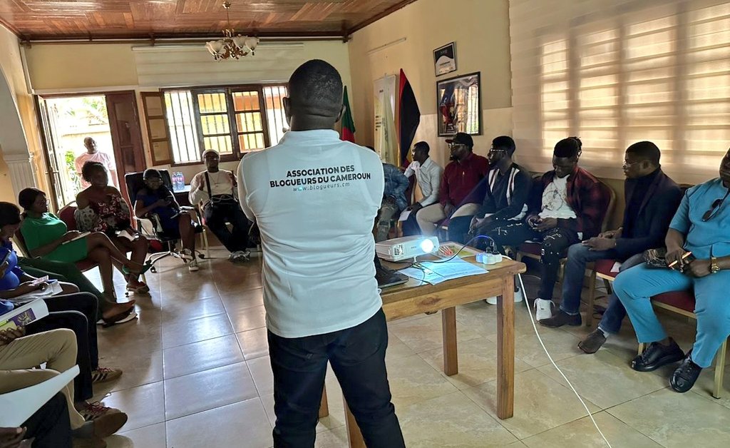 Le_TDK's tweet image. #BlogDay2024

Des blogueurs et créateurs de contenu d&apos;expression anglaise et française ont assisté au Digital Human Rights Workshop.
Organisé par @DefyhatenowWCA et @BloggersCM 

J&apos;y ai effectué une présentation sur la promotion des Droits de l&apos;Homme dans la création de contenu