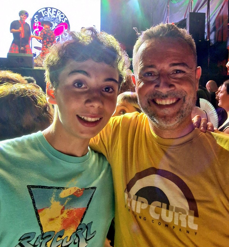 Cuando empezé a escuchar a  <a href="/chanclasoficial/">No Me Pises Que Llevo Chanclas</a> y <a href="/torerosmuertos_/">Los Toreros Muertos</a> tenia aproximadamenete la edad de mi hijo. Las nuevas generaciones suben fuerte! Gracias #TorerosConChanclas 🐂🩴por esta noche inolvidable! Volved pronto <a href="/PepeBegines/">Pepe Begines</a> <a href="/Carbonellsg/">Pablo Carbonell</a>!
Gira #VaAFaltarHielo 2024 🧊🥃