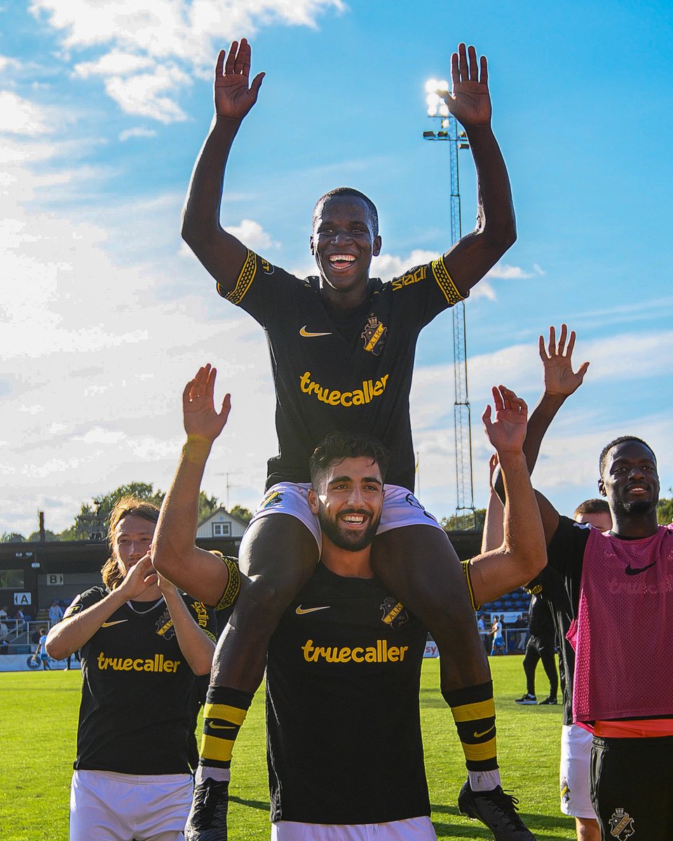 AIKfotboll's tweet image. En trio AIK-debutanter som direkt fick känna på segers sötma: Stanley Wilson, Oscar Uddenäs och Onni Valakari. 

Vi ser fram emot många fler framträdanden i den svartgula tröjan.