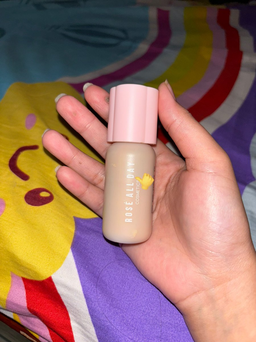 Aku mau jual rose all day the realest lightweight skin tint shade HONEY, isi masih sekitaran 75% (pemakaian pribadi &amp; bersih krn aku selalu tetesin ke tangan) di aku shadenya utk saat ini udh kegelapan huhu mknya mau dijual, aku mau jual di harga 75k aja! Dm yaaa yg mau hihi