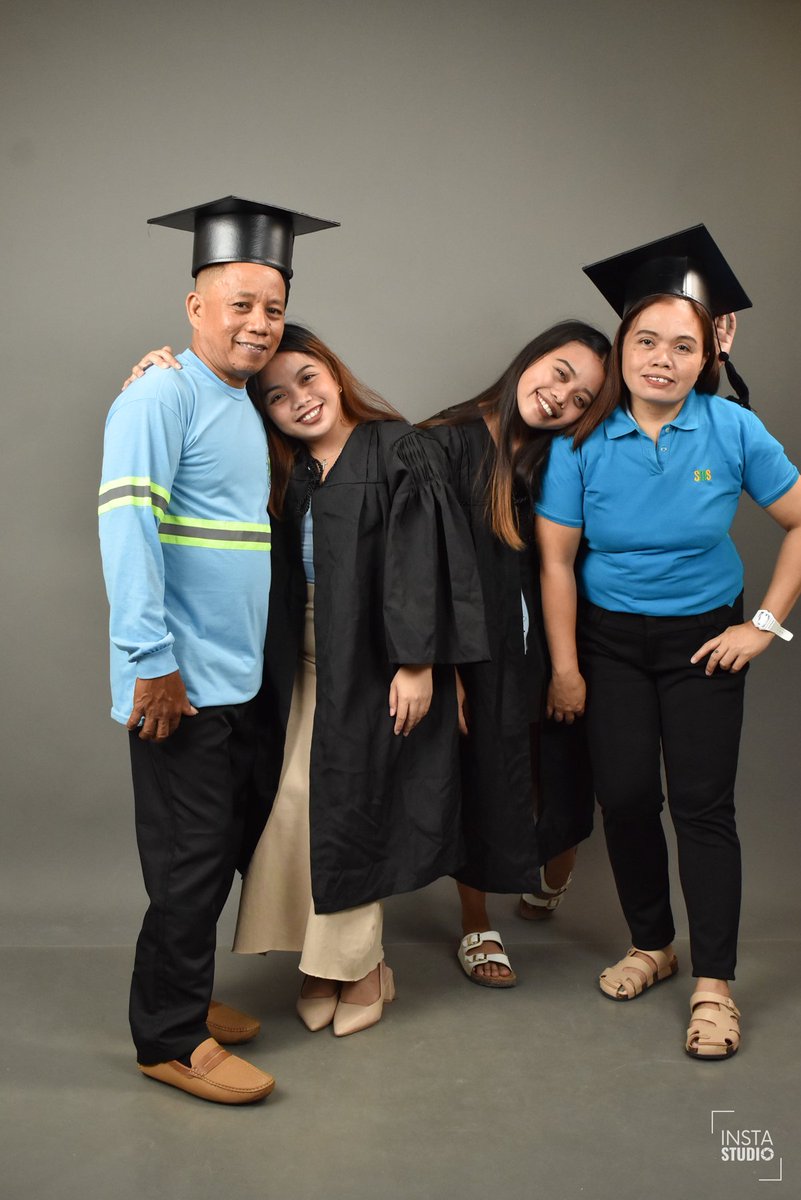 jynnlars's tweet photo. Sa "Maintainance" kong nanay, at "Welder" kong tatay, 

Dahil sa inyong sakripisyo at kasipagan sa pagtatrabaho, kaming apat ay nakapagtapos na ng kolehiyo. Hayaan niyong, kami naman ang babawi sa inyo. 

Mahal namin kayo, palagi! Love you ma, pa! 💗✨ https://t.co/Cip5QVvtT3