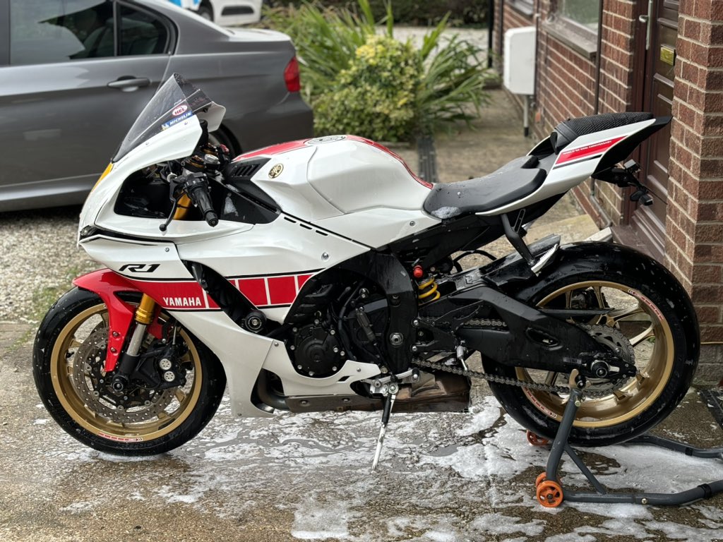 Chris241287's tweet photo. Final track day prep ready for @Jimwhit69 @CadwellPark track day on Tuesday, everything’s ready now I just need to pray to the weather gods! @YMUKofficial
#yamaha #r1 #worldgp60thanniversary #brembo #akrapovic #lightech #evotechperformance #puig #brembo #michelin https://t.co/ooyexdkKL7