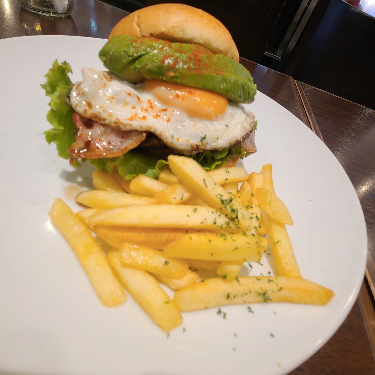 9373Hina's tweet image. #PANSEHOUSE で1人打ち上げ🤣
ミートパティが美味しすぎた♥️
２軒目は 韓国で人気 #DONUTSHOP でクァベキのソルティキャラメル味を🎵
バターが乗ってて濃厚🎉モチモチしてて美味しいの😍
3軒目に #IMAGAWASAND でりんご飴🍎 
食べやすいサイズに切ってもらえたー❣️お口直しに🤤
もぅお腹が破裂しそう😂