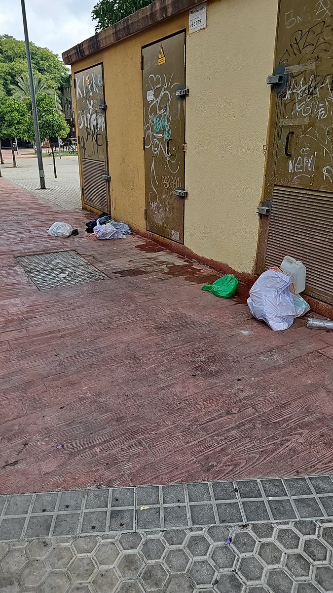 Nuevamente <a href="/LipasamSevilla/">Lipasam</a> 3 semanas sin entrar en el barrio a limpiar, <a href="/Ayto_Sevilla/">Ayuntamiento de Sevilla</a> por cierto el barrio está en C/ Tarragona.