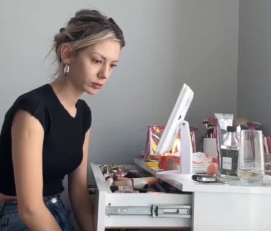 orkide zambak karanfil çiçeklerinin içinde hiç çiçek almadığım aklıma gelince kağıtla bakışmam #kpssönlisans