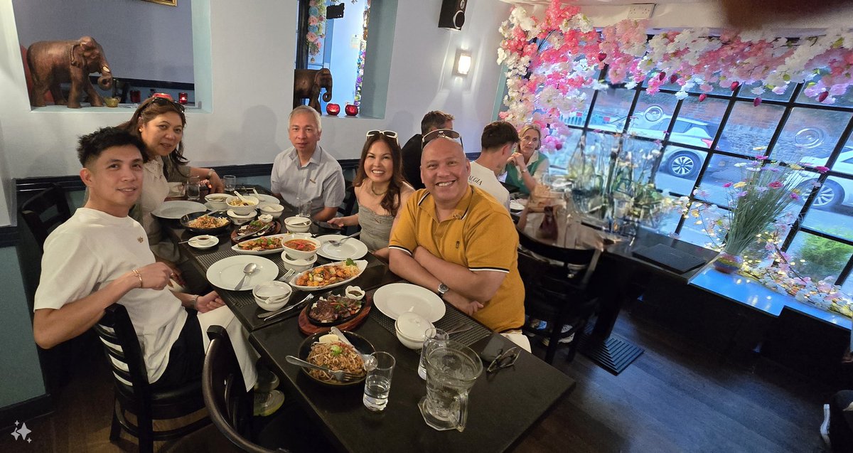 dence10's tweet photo. @FSNA_UK officers' team building &amp; activity planning w/ Chair @Louie_Horne Vice Chair @jen_cag Finance Officer @kierarvin10 Comms Officer @WBurog &amp; Gen Secretary @dence10 https://t.co/n7fDL2g5GW