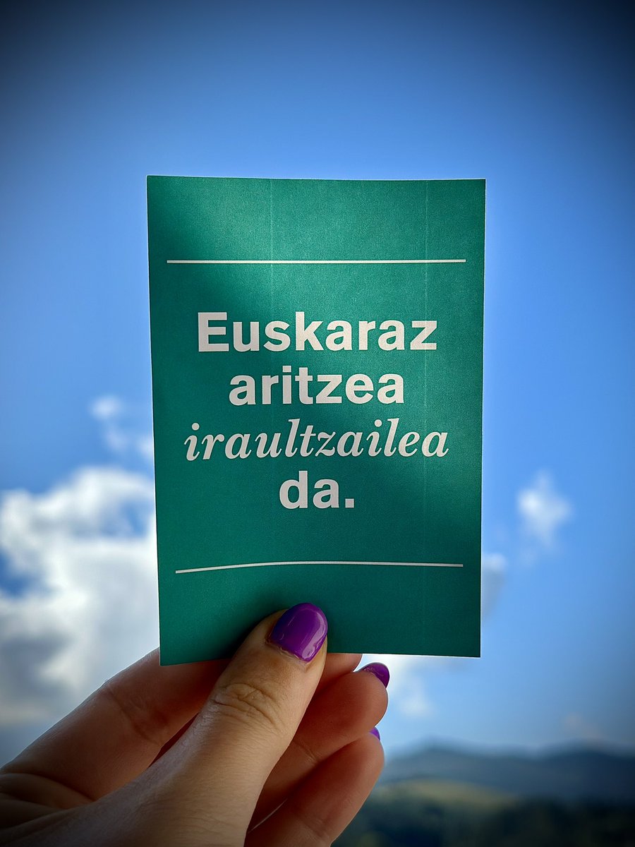 “Hiztun komunitateak euskararen alde egin dezakeen ekintzarik erradikalena euskaraz aritzea da; inertzien eta erresistentzien aurrean, korrontearen kontra, euskaraz aritzea. Euskararen aldeko politikei bultzada sendoena, inoren zain egon gabe, ahal bezainbeste euskaraz bizitzea.”
