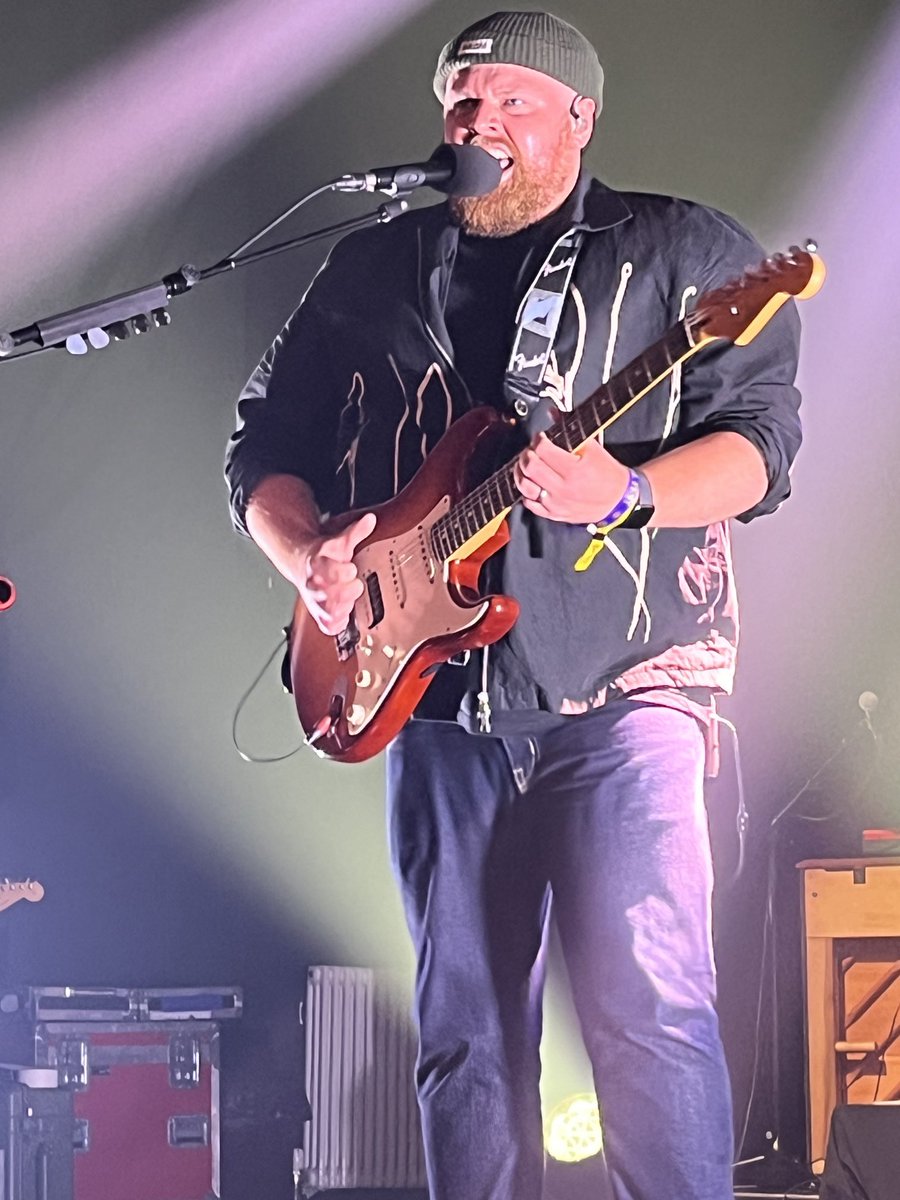 ⁦<a href="/IamTomWalker/">Tom Walker</a>⁩ rocks Cirencester last night at Mill Fest.