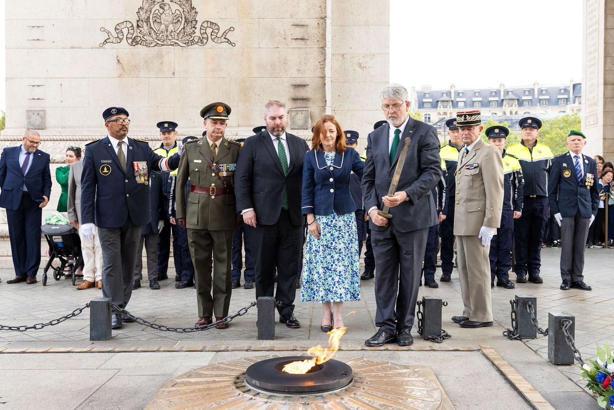 IrlEmbParis's tweet image. L’Ambassade a participé à la cérémonie de Ravivage de la Flamme sous l’Arc de Triomphe, en l’honneur des soldats irlandais inconnus qui sont tombés pour la France.

Une cérémonie au cours de laquelle Amhrán na bhFiann et la cornemuse irlandaise ont résonné au cœur de Paris.
