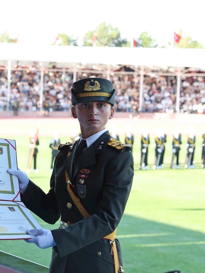 RedifFirat's tweet photo. Halkına ve milli iradeye kılıç sallayan,
Peygamber Ocagı nitelemesine
Mehmetcik anlayışımıza karşı gelerek
Siyonist Kemalist cunta hayalleri kuran
Cazgırlık yaparak insanları galeyana getiren kadın teğmen Erbru Eroğlu
Çevresinde mezhepçi kimliği ile biliniyormuş!
@tcsavunma https://t.co/5JCXtyEI9W