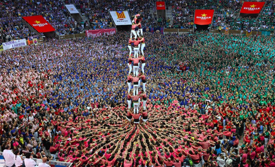 L'èxit q tenen els castells, la capacitat d'integrar els nouvinguts a la cultura popular catalana, la repercussió social i l'interès internacional que té. És tot això el q emprenya a l'espanyolisme.

I l'única forma q han trobat de combatre'ls és atacar quan hi ha un accident.