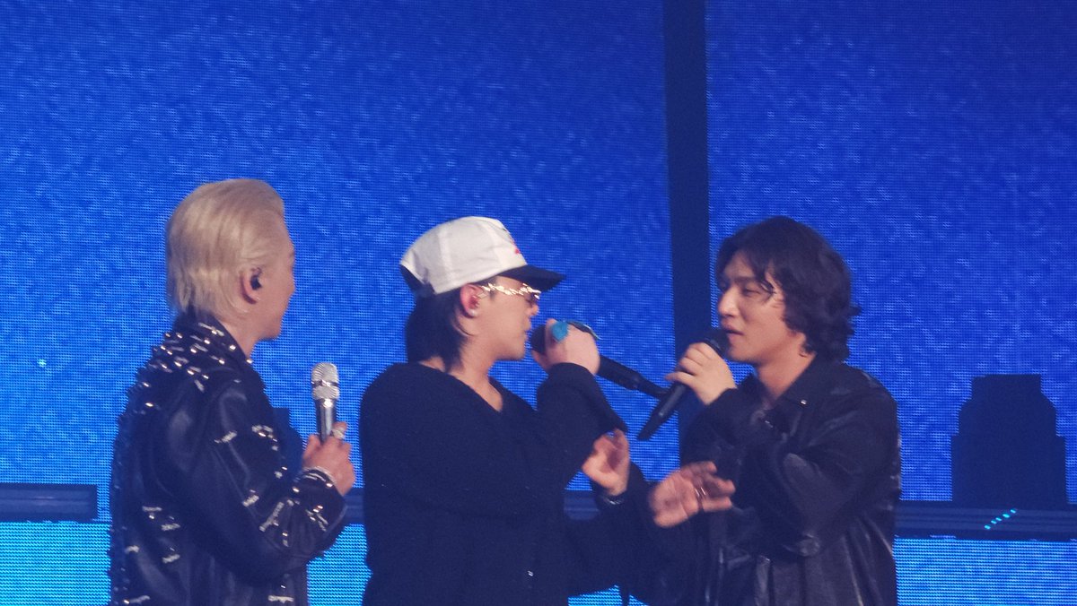 jaricae1's tweet photo. 지디 객석에서 구경하다가 올라와도 #GDRAGON  무대위에서 미친 간지 #지드래곤 https://t.co/Cj2GSJhTy7