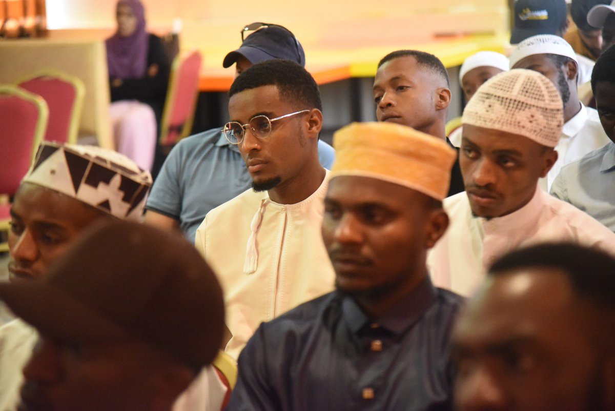 reforminggn's tweet photo. Ametukumbusha kuwa Nia ni sehemu muhimu sana katika kuliendea jambo lolote la Dini na Allah hulipa watu kwa nia zao. Akatukumbusha Khadithi ya kwanza kutoka Arba’een ya Imaam Nawawi Rahmatullahi Alayh. إِنَّمَا الْأَعْمَالُ بِالنِّيَّات https://t.co/IaGzL0pUmR
