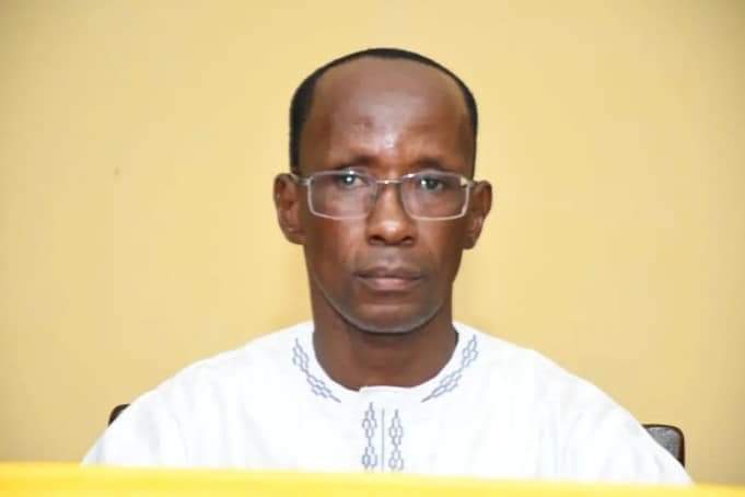 ao_sowGn's tweet photo. Le journaliste d'investigation Abdoul Latif Diallo échappe à une tentative d'assassinat. Il indexe le procureur général Fallou Doumbouya (à gauche en image) 

📍🇬🇳Voici son récit 👇

Le vendredi 16 août 2024, j'ai échappé de justesse à un kidnapping  par des hommes encagoulés. Ce complot visait à mettre fin à mes jours, et derrière ce kidnapping se cache un ancien directeur, soutenu par deux membres influents du CNRD. 

Je reviendrai en détail sur ces individus et leur implication dans une tentative aussi odieuse.

 Ce  qui me choque le plus dans cette affaire, c'est l'implication du procureur général de la Cour d'appel, Fallou Doumbouya. 

Celui qui est supposé être le gardien de la justice, chargé de protéger les citoyens, s'est révélé être le chef d'orchestre de ce kidnapping. 

Fallou Doumbouya ne se contente pas d'exercer son pouvoir avec rigueur, il l'utilise pour traquer et réduire au silence les journalistes et les leaders de la société civile qui osent critiquer le gouvernement de Doumbouya.

Là où la justice devrait régner, une ombre s'est installée, une ombre qui menace ceux qui élèvent la voix contre l'injustice, le détournement de deniers publics, la corruption et l’enrichissement illicite . 

Ce qui devait être un système pour garantir la liberté est maintenant un instrument d'oppression. La liberté d'expression est en danger, et ceux qui ont le devoir de la défendre sont devenus ses plus grands ennemis.

Le mercredi 14 août, aux environs de 11 heures, mon téléphone sonne. Je décroche. Un homme me salue et me demande : "C’est bien monsieur Abdoul Latif Diallo ?" J’ai répondu oui. Il continue : "Je suis le procureur général Fallou Doumbouya. Je veux que vous veniez à mon bureau vendredi 16 août à 10 heures ; je souhaite échanger avec vous." J’ai demandé : "Échanger à propos de quoi ?" Il m’a répondu : "Concernant une affaire qui vous concerne." J’ai répliqué : "Est-ce une convocation ?" Il a répondu : "Non, je veux juste discuter avec vous sur cette affaire." J’ai alors dit : "Je préfère que vous m’envoyiez une convocation officielle, notifiée par un huissier." Mais il a insisté pour que je vienne d’abord m’entretenir avec lui. 

Après avoir raccroché, j’ai commencé à douter de ses intentions, connaissant sa capacité et sa volonté de satisfaire les demandes du pouvoir contre ceux qui le critiquent. 

J’ai alors appelé mon avocat Me Modibo Camara pour lui expliquer la situation. Celui-ci a contacté le procureur pour vérifier s’il s’agissait bien de lui, car le numéro utilisé pour m’appeler ne figurait pas parmi ceux répertoriés par mon avocat. 

Ce dernier lui a demandé s’il était bien l’auteur de l’appel et s’il souhaitait me voir vendredi, ce qu’il a confirmé en précisant le rendez-vous à 10 heures.

Mes sources m’ont alors averti qu’une opération de kidnapping était en cours contre moi, et que je devais être extrêmement vigilant dans mes déplacements, en évitant particulièrement de répondre à toute invitation du procureur général. 

Le vendredi matin, je suis allé voir mon avocat pour lui faire part de ces informations. Ce dernier a de nouveau contacté le procureur pour lui demander d’envoyer une convocation officielle, notifiée par un huissier, ce que le procureur a refusé, car il semblait vouloir me kidnapper sans laisser de traces. 

Il a suggéré à mon avocat de venir avec moi pour discuter ensemble, mais ce dernier a insisté pour que la procédure de convocation soit respectée. 

Le procureur a alors juré sur son serment de magistrat que je ne serais pas arrêté "dans son bureau". Cela laissait entendre que je pourrais être arrêté ailleurs. 

Mon avocat a répliqué : "Ah, donc une arrestation est prévue, alors que vous aviez dit qu’il ne s’agissait que d’un simple échange." 

Le procureur a ensuite prétendu qu’un citoyen avait porté plainte contre moi. Mon avocat a insisté pour obtenir une convocation formelle, car nous n’avions aucune connaissance d’une plainte, et je n’étais pas rassuré. 

C’est alors que le procureur a prononcé cette phrase inouïe : "S’il ne vient pas et qu’on le kidnappe, alors qu’on ne m’appelle pas."

c’était incroyable qu’un procureur général puisse agir de la sorte.

Comme je ne me suis pas présenté à 10 heures au bureau du procureur, les kidnappeurs, avec la complicité du procureur, ont mis en œuvre le plan B en envoyant une équipe chez moi pour me kidnapper . 
Mais ils ignoraient que la mafia est plus puissante que le pouvoir.

Voici le visage hideux de celui qui prétend représenter la justice du peuple : un procureur général qui n’hésite pas à s’abaisser à l’indigne tâche de kidnapper ceux qui osent défier le pouvoir. 

Où est passée la dignité de la justice de notre pays ? Une justice qui devrait être l’ultime rempart contre l’arbitraire, mais qui, aujourd’hui, semble n’être qu’un outil docile entre les mains de ceux qui cherchent à étouffer toute voix dissidente.

Moi, je n’ai jamais fui la justice. Car au-delà des ombres qui la ternissent, je sais qu’il existe des magistrats intègres, honnêtes, et dévoués à leur mission sacrée. 

J’ai toujours répondu présent à chaque convocation, que ce soit de la DPJ ou de la gendarmerie, parce  que je sais que devant la loi, je sortirai toujours vainqueur, car j'ai toujours les éléments de preuve de tout ce que j'écris. 

J’ai toujours fait face, car j’ai foi en une justice qui, malgré tout, a encore ses gardiens de l’intégrité.

Mais que fait ce procureur général ? 

Au lieu de suivre les voies légales, au lieu de permettre à des institutions compétentes comme la DPJ ou la Brigade de recherche de mener les enquêtes, il choisit le chemin de l’ombre, celui du kidnapping. Pourquoi ? 

Parce que son objectif n’a jamais été de rendre justice. Son objectif, c’était de me réduire au silence, de m’enfermer dans un lieu où la lumière ne filtre jamais, où la justice n’a plus de nom.

Tout était en place pour me faire taire, pour mettre fin à mes jours dans le secret de Fotoba. 

Mais heureusement, il reste encore des âmes justes dans ce pays. Des sources, des militaires, des citoyens courageux qui m’ont alerté, qui ont refusé de laisser la justice être pervertie jusqu’à devenir un simple outil de répression.

Voilà où en est la justice guinéenne aujourd’hui : prise en otage par ceux qui devraient la protéger, détournée de son noble but pour servir des intérêts obscurs et corrompus. Mais ce n’est pas cela la véritable justice. 

Et nous ne resterons pas silencieux face à cette trahison. 

« Un vieil homme qui a avalé une tortue avec sa carapace n’a pas peur des arêtes de poisson ». 

Lors de la prochaine publication, je vous parlerai de ces cadres véreux qui ont voulu me kidnapper et me tuer.

Wô pôpa min 

Abdoul Latif Diallo
Journaliste d’investigation 
Très très indépendant