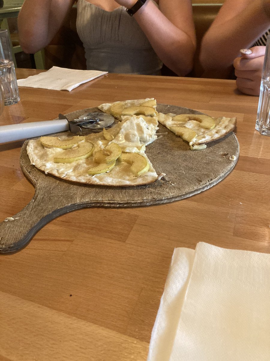 An anniversary tweet of sorts. Realised that it’s 30 years since I began my gap year in Landau. The first weekend included my intro to Pflammkurchen. Damals mit Wein; heute mit Bier