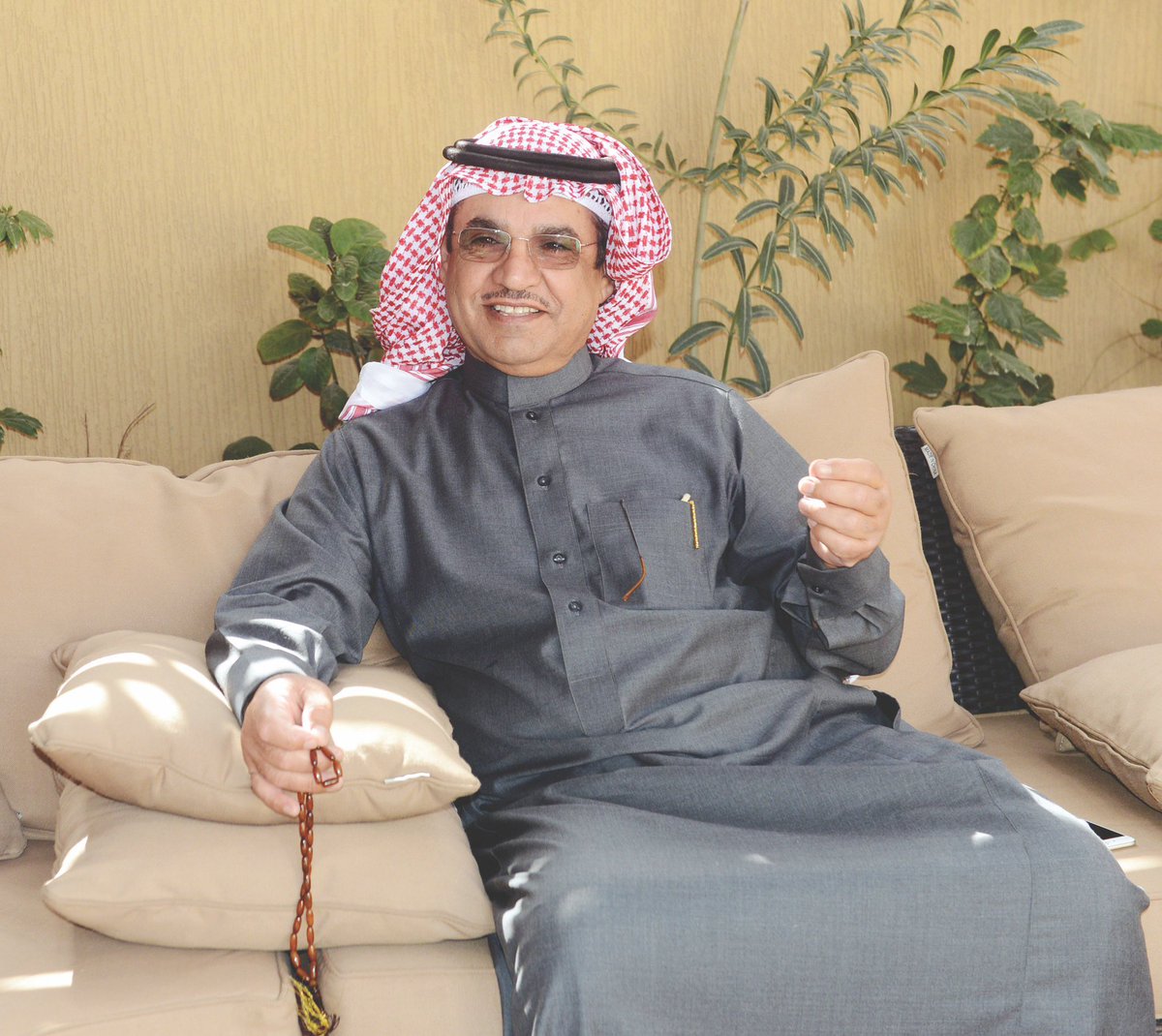 لاجاك ساس المجد قم وتلقّاه
شيخٍ ليا شاف العيا فيك ينصاك

هذا شبيه ابوه وابوه حلياه
ازبن عليه ان كان وقتك تحداك

ياخالد المرشد لك الوجه والجاه
وجعل المنايا ياخو عشوك تعداك

بعض العرب له شوفتٍ تحت ماطاه
اللي يمانيهم تجي تحت يسراك

حنى ترى من نزعله مانترضاه
لكن نداري خاطرك لاعدمناك