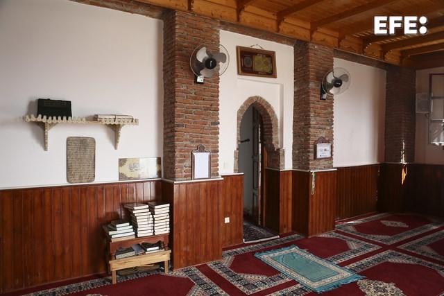 eferabat's tweet photo. La historia de la mezquita 'Bouzafar' de #Chauen es un misterio. Después de ser boicoteada durante décadas al ser construida por el #Protectorado español, los fieles marroquíes empezaron en los últimos años a cumplir en ella las cinco oraciones  diarias.

✍️ Fatima Zohra Bouaziz https://t.co/OpRiJaUf7y