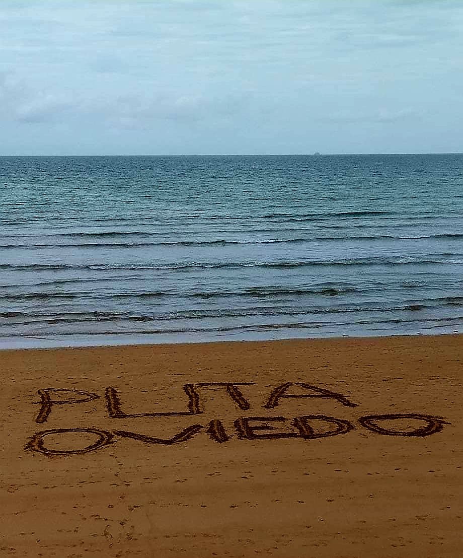 ub_langreo's tweet photo. 📌 Recordemos:

No son el otro equipo de Asturias.
No son el rival.
No son el adversario.
No son los de enfrente.
No son los vecinos.

No existe el "todos somos asturianos".

SON LA PESTE, SON EL ENEMIGO.
Y al enemigo...se le derrota,  aplasta y humilla.

#ANTICARBAYONES 🖕 https://t.co/g6w5WB1xwf
