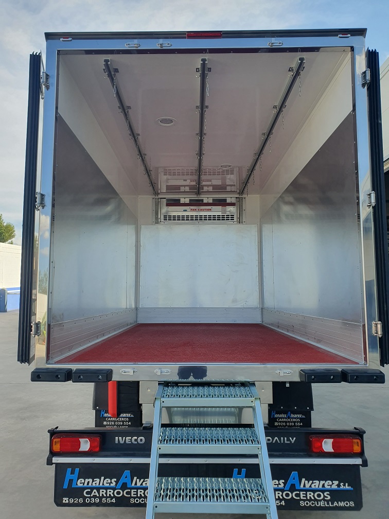 Carrocería frigorífica de gama ligera, fabricada en panel sándwich de poliéster, con 3 vías con soportes inoxidables y techo reforzado para transportar carne colgada, escalera extraíble y equipo de frío. Más info y fotos en tinyurl.com/4rc8aajw