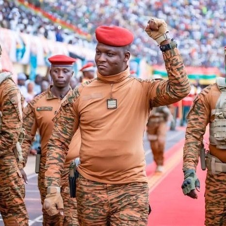 🇧🇫 BURKINA FASO nacionaliza 2 minas de Oro que estaban en manos de EEUU y la Unión Europea. ¿Apoyas esta decisión de Ibrahim Traoré contra el saqueo imperialista? 

✊🏿🚩
