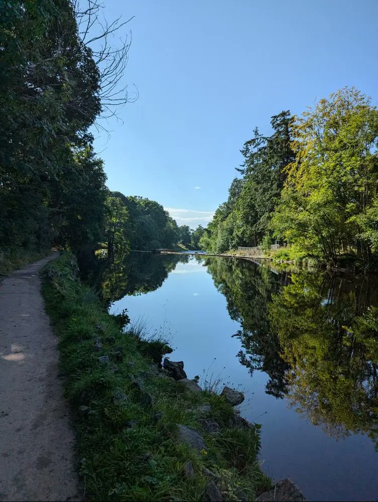 Create_Transmit's tweet image. A walk by running water on a sunny day is good for the soul.
☀️🚶🐕