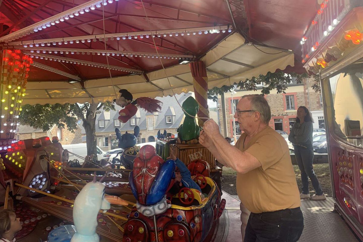 La France buissonnière : derniers tours de manège à Paimpol ? dlvr.it/TCf6sk