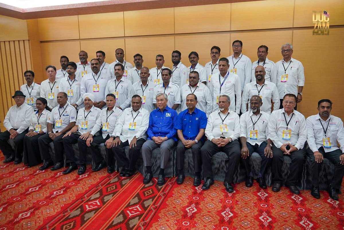 ZambryOfficial's tweet photo. Mengiringi YAB Dato’ Seri Dr Ahmad Zahid Hamidi, Pengerusi Barisan Nasional merasmikan Perhimpunan Agung myPPP ke-71 di WTC, Kuala Lumpur.
Pejam celik, myPPP sudah bertapak sebagai salah sebuah parti politik dalam negara sejak 1953.
#myPPP
#BarisanNasional 
#KerajaanPerpaduan https://t.co/5Yf7UpfThQ