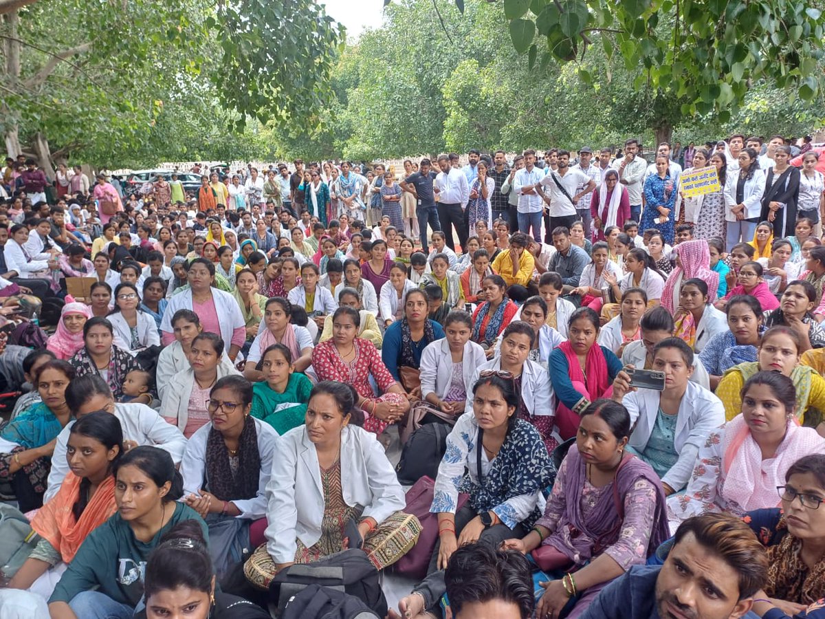 CHO संविदाकर्मी अपनी परेशानियों के निस्तारण और कुछ ज़रूरी मांगों को लेकर लखनऊ के इको गार्डन में 4 दिन से धूप और बरसात में धरना दे रहे हैं... सरकार सुध ले नहीं रही, अधिकारी का बयान आता है कोई है ही नहीं वहां? 

#CH0_Exploitation #Lucknow #NHM <a href="/Achoup2023/">Association of Community Health Officer's U.P</a>