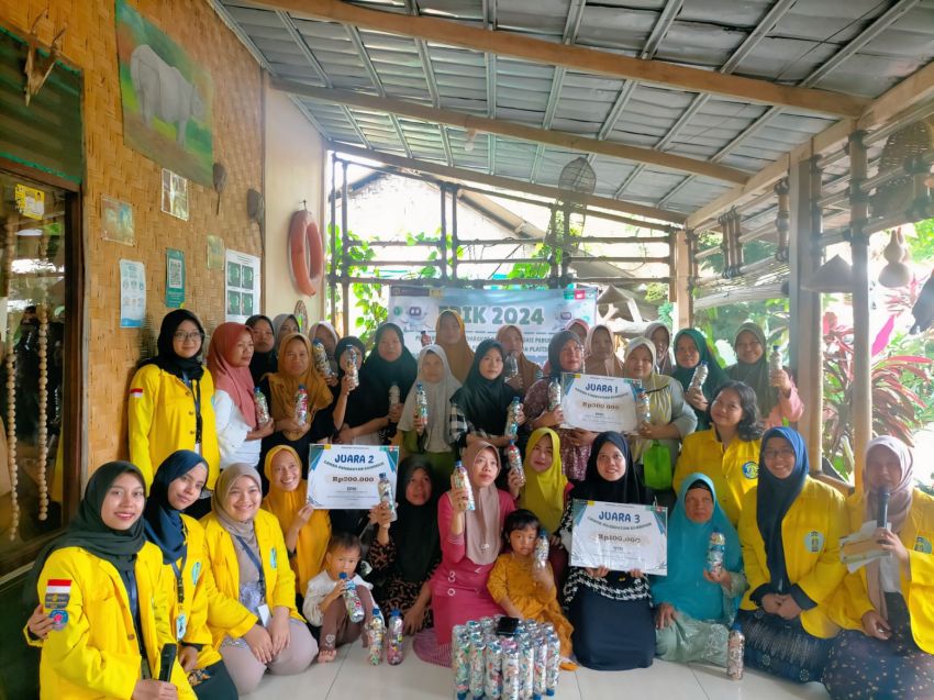 Solusi Atasi Masalah Lingkungan, CSR UI Ajarkan Olah Limbah Jadi Ecobrick dlvr.it/TCfDNs