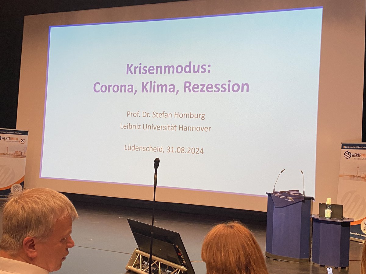 Prof. Dr. Stefan Homburg <a href="/SHomburg/">Stefan Homburg</a> im Kulturhaus Lüdenscheid. Vielen Dank an den hervorragenden Referenten sowie alle Helfer, Beteiligten und Unterstützer <a href="/WerteUnion/">WerteUnion</a> für den erhellenden und kurzweiligen Vortrag vor mehr als 500 Teilnehmenden.