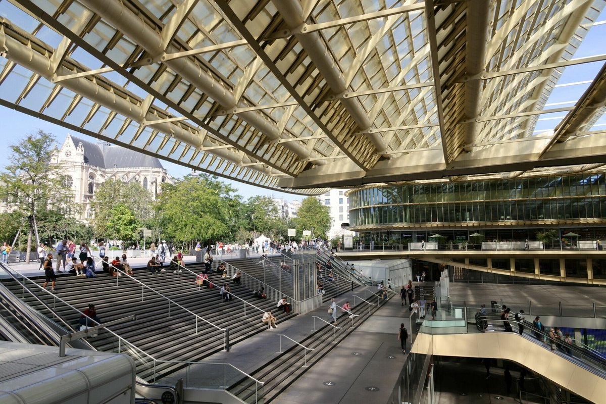 le_Parisien's tweet photo. 🔴 À Paris, deux hommes soupçonnés d’avoir enlevé et violé une adolescente dans le quartier des Halles.

Les deux suspects ont été arrêtés dans la nuit de samedi à dimanche et ont été placés en garde à vue. Un troisième suspect a pris la fuite

➡️ https://t.co/PVurYcZsu9 https://t.co/AJZxNP4FM7