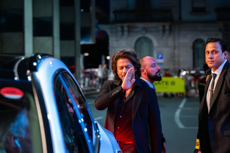 asmasun01's tweet photo. Uffff his hair @iamsrk. https://t.co/hEbRkAb1sA