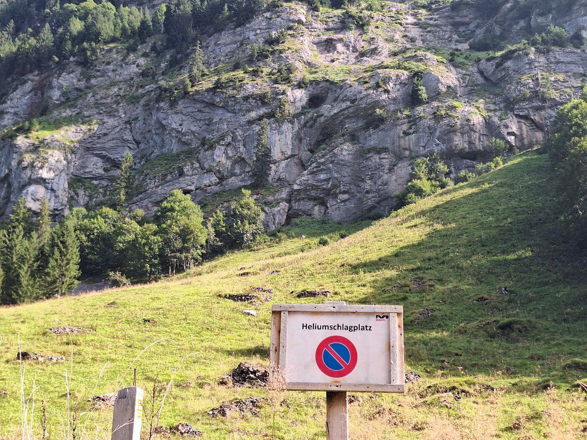 Nach spätmittelalterlicher Tradition wird in einigen abgelegenen Gebieten der Schweiz auf sogenannten Schlagplätzen noch heute Helium aus dem Gestein gehauen.