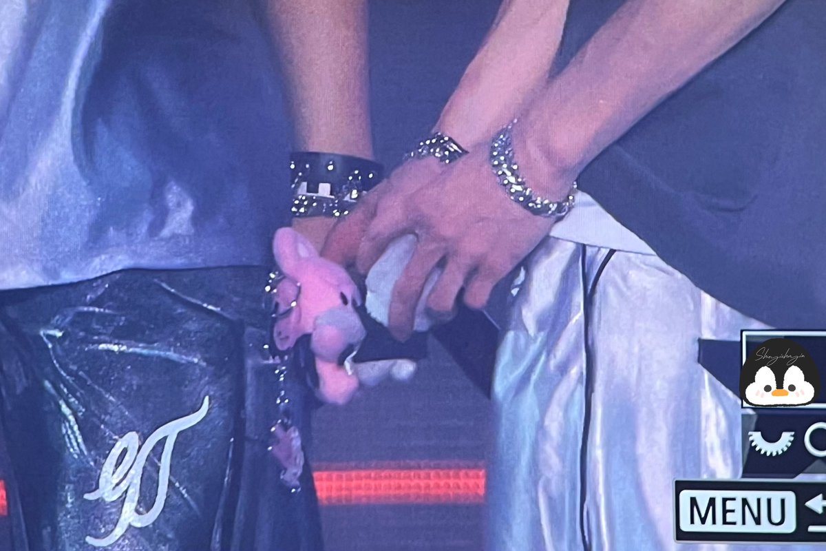 channieville's tweet image. Bang chan making the wolfchan and dwaekki holding hands awww CUUUTEEEE