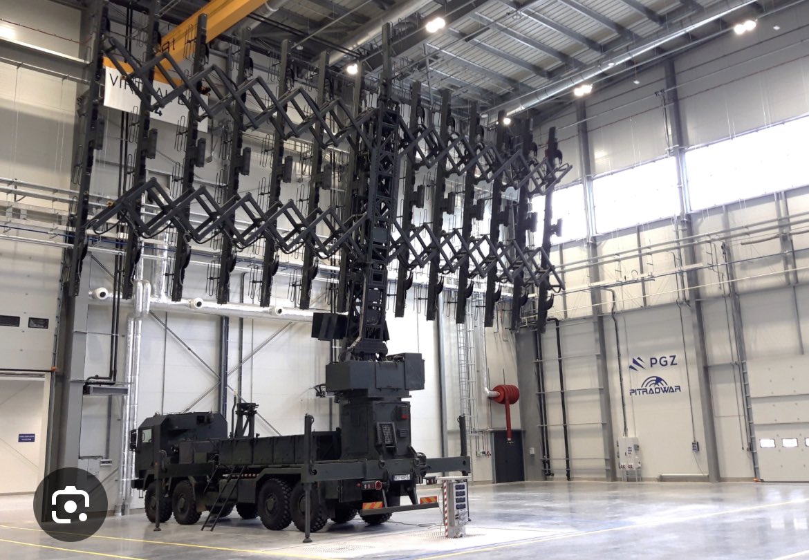 Jedrzej_Graf's tweet photo. W dniu Święta Wojsk Obrony Przeciwlotniczej i na ostatniej prostej przed MSPO zapraszam na @Defence24pl wywiad z Markiem Borejko, prezesem @PITRADWAR_PGZ @PGZ_pl jednym z najbardziej doświadczonych menedżerów państwowej zbrojeniówki, współtwórcą tworzonej w Siłach Zbrojnych wielowarstwowej obrony powietrznej 👇 na co zwraca uwagę mój rozmówca?

1. Co jest receptą na drony? Borejko wskazuje na potrzebę zarówno obrony przeciwrakietowej, jak i systemów przeciwdziałania dronom. Przedstawia ograniczenia systemów niekinetycznych wobec dronów oraz podkreśla znaczenie systemów artyleryjskich, takich jak opracowywany przez PIT-RADWAR system oparty na armacie kalibru 35 mm, który w nowej odsłonię zostanie zaprezentowany na #MSPO
2. Kluczowe projekty: PIT-RADWAR skupia się na rozwoju i wdrażaniu nowoczesnych systemów radarowych, takich jak P-18PL i Sajna, oraz przygotowuje się na wyzwania związane z masową produkcją w ramach programu Narew. Firma angażuje się również w projekty dotyczące broni energetycznych oraz integrację swoich systemów z IBCS (Zintegrowany System Dowodzenia Walką).
3."Złota dekada". Borejko zapowiada "złotą dekadę" dla PIT-RADWAR, napędzaną dużą liczbą zamówień i nadchodzącymi projektami. Firma bada również przyszłe technologie rakietowe poprzez projekt Future Common Missile, który jest wspólną inicjatywą Polski i Wielkiej Brytanii.
4. Nowe inwestycje. PIT-RADWAR rozbudowuje swoją infrastrukturę w Kobyłce, aby sprostać rosnącym wymaganiom produkcyjnym. Borejko zauważa jednak, że dostępność wykwalifikowanych kadr pozostaje największym wyzwaniem, ponieważ montaż i integracja zaawansowanych systemów radarowych nie mogą być w zautomatyzowane.
5. Walka radioelektroniczna: Firma pracuje nad zwiększeniem zdolności w zakresie WRE, zarówno w kontekście ochrony swoich systemów przed zagrożeniami WRE, jak i rozwijania aktywnych środków przeciwdziałania, w tym nowego mobilnego systemu zakłóceń.

Na całość zapraszam tutaj: https://t.co/TIagfqL1E8
