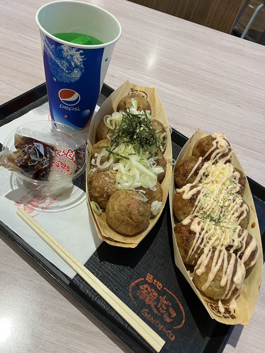 HlXGH7m0bEtde5n's tweet image. 夕食は、たこ焼き2舟です👩🏾‍🚀✨
#築地銀だこ🐙🐙🐙
#リバーサイド千秋店
#ねぎだこ　#チーズ明太子
