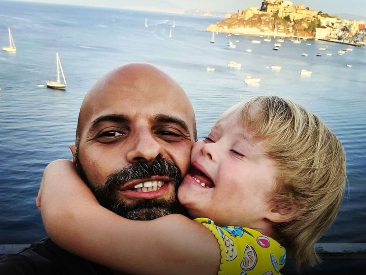🚨 Luca et Alba Trapanese se sont bien trouvés. Il y a quelques années, cet italien de 41 ans a adopté cette fillette trisomique. La petite fille n'avait que 13 jours lorsque son papa napolitain l'a accueilli chez lui. 

Elle avait été abandonnée par sa mère à cause de la maladie