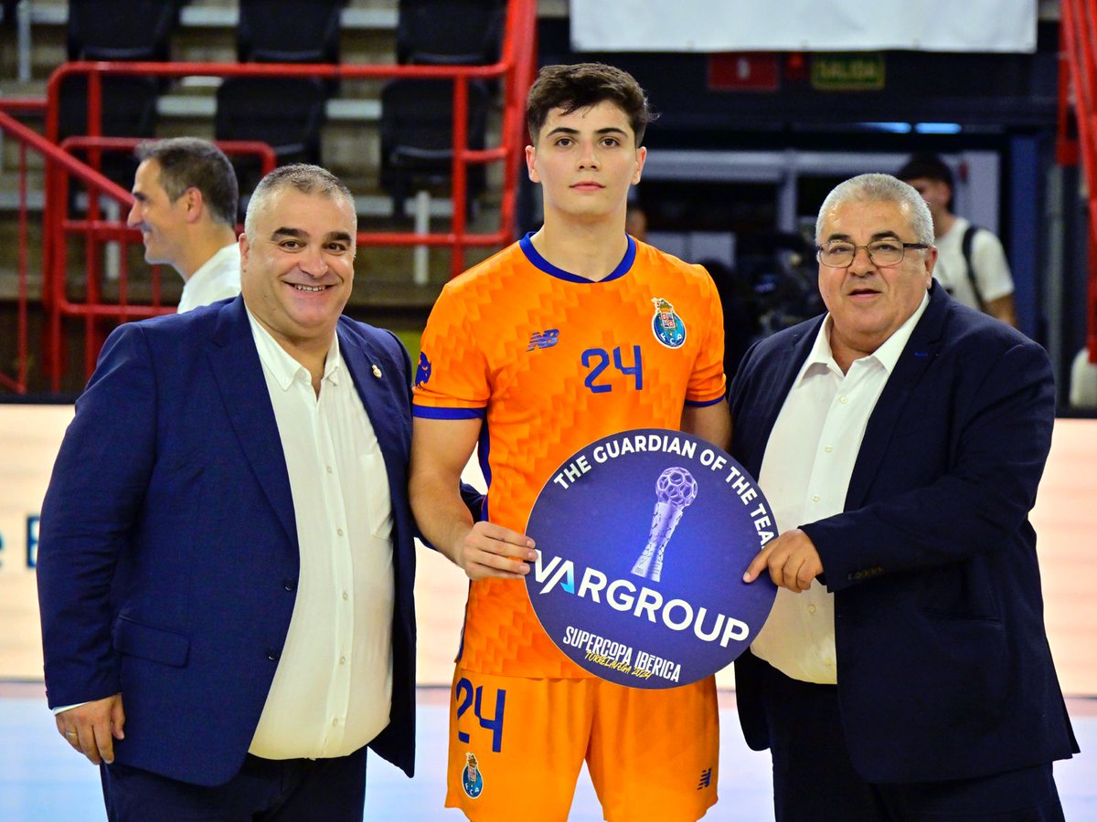 🛡️ Antonio Martínez, <a href="/antoniiomartz/">Antonio Martínez</a>, de <a href="/FCPorto/">FC Porto</a>, elegido Jugador Más Seguro <a href="/VarGroup/">Var Group</a> de la segunda semifinal de la #SupercopaIbérica🆚 <a href="/FCBhandbol/">Barça Handbol</a> 

📷 Entregaron la distinción José Manuel Barquín, presidente de la <a href="/fcantabrabm/">Fed. Cántabra de BM</a>, y Blas Parrilla, presidente de la
