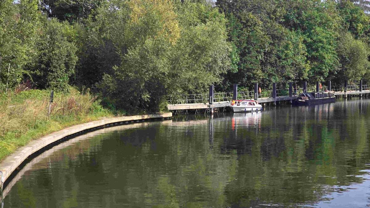 Traffic at my lock  #Thames #boating #Windsor <a href="/kriscruisers/">Kris Cruisers</a>